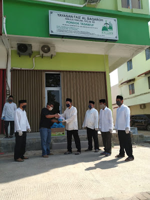 Reno Ketua Yayasan Faiz Al Baqarah saat memberikan brosur dan sembako kepada satu RT di Tiban, tepat didepan kantor yayasan faiz al baqarah Reno Ketua Yayasan Faiz Al Baqarah saat memberikan brosur dan sembako kepada satu RT di Tiban, tepat didepan kantor yayasan faiz al baqarah