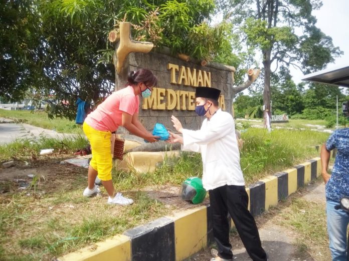 Yayasan Faiz Al Baqarah Tiban Batam Bagi Sosialisasi Brosur Obat Penawar Virus