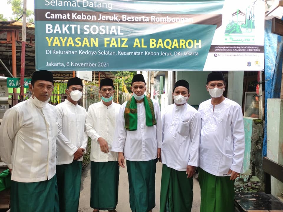Madrasah Faiz Al Baqarah Pondok Jakarta Bagikan 250 Paket Sembako Bagi Warga Terdampak Covid-19 di Kedoya Selatan Jakarta Barat