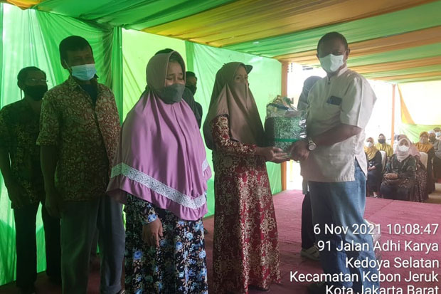 Madrasah Faiz Al Baqarah Pondok Jakarta Serahkan 250 Paket Sembako Bagi Warga di Kedoya Selatan Jakarta Barat Yang Terdampak Covid-19