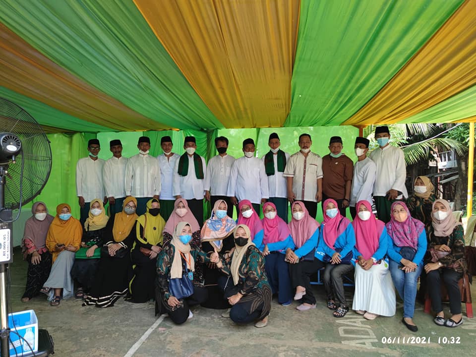 Madrasah Faiz Al Baqarah Pondok Jakarta Serahkan Ratusan Paket Sembako Bagi Warga di Kedoya Selatan