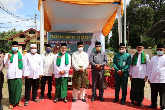 Madrasah Faiz Al Baqarah Pondok Pekanbaru Serahkan 250 Paket Sembako Bagi Warga Terdampak Banjir dan Covid-19 Madrasah Faiz Al Baqarah Pondok Pekanbaru Serahkan 250 Paket Sembako Bagi Warga Terdampak Banjir dan Covid-19