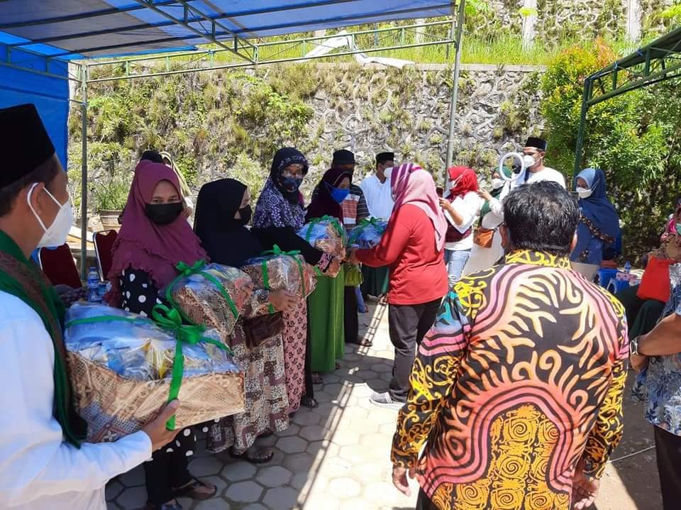 Madrasah Faiz Al Baqarah Pondok Samarinda Bagikan 200 Paket Bantuan Sembako Untuk Masyarakat Terdampak Covid-19