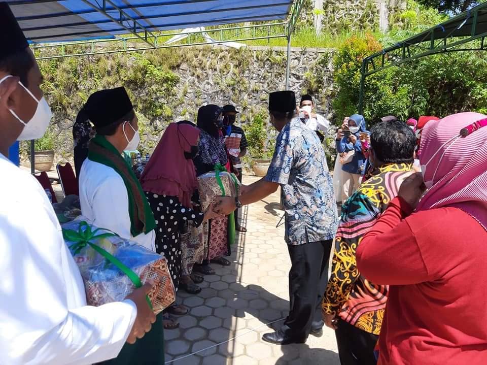 Madrasah Faiz Al Baqarah Pondok Samarinda Bagikan 200 Paket Sembako Bantuan Untuk Masyarakat Terdampak Covid-19