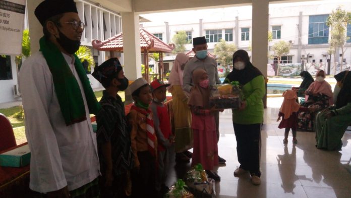 Pondok Tasawuf Madrasah Faiz Al Baqarah Surabaya Bagikan 200 Paket Sembako Peduli Yatim dan Fakir Miskin Pondok Tasawuf Madrasah Faiz Al Baqarah Surabaya Bagikan 200 Paket Sembako Peduli Yatim dan Fakir Miskin