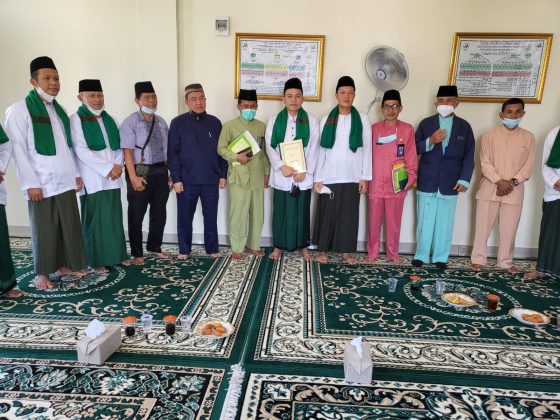 Foto bersama Kasi kemenag kec sekupang kota batam ,pengurus masjid dan Ketua Rw Tiban city square batam