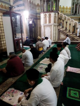 Shalat Magrib Berjamaah di Masjid Raya Kota Medan