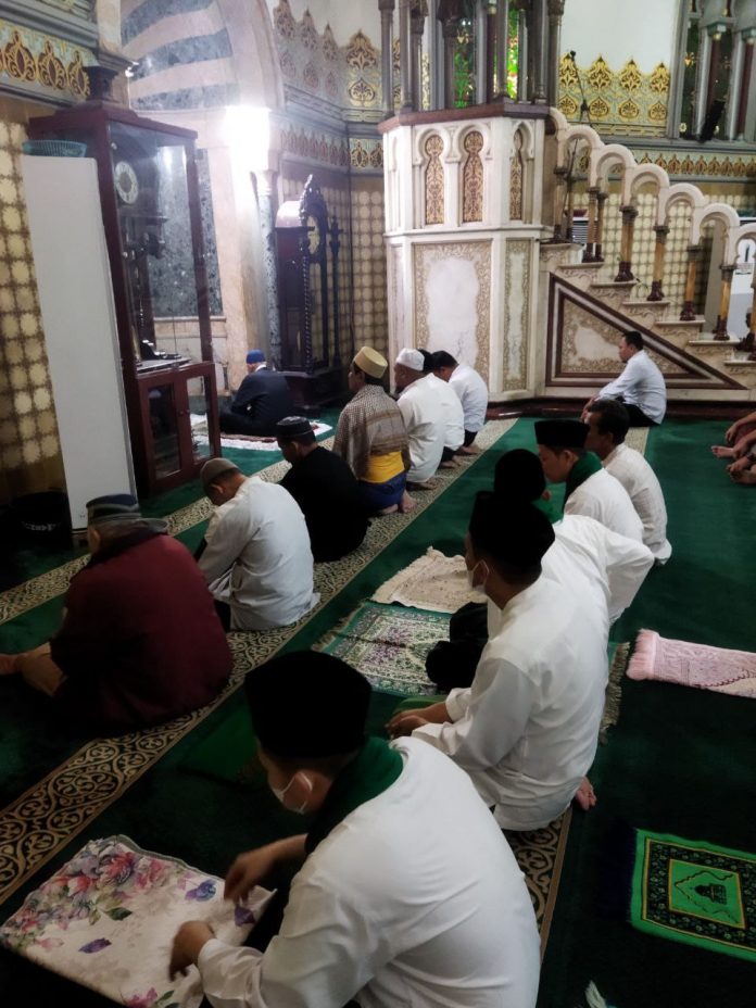 Shalat Magrib Berjamaah di Masjid Raya Kota Medan