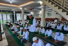 Shalat Jumat Berjamaah di Masjid Madrasah Faiz Al Baqarah Batam Shalat Jumat Berjamaah di Masjid Madrasah Faiz Al Baqarah Batam