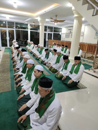 Shalat Berjamaah di Masjid Faiz Al Baqarah Batam