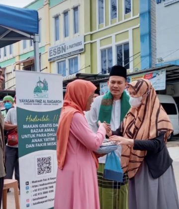 Membantu fakir miskin