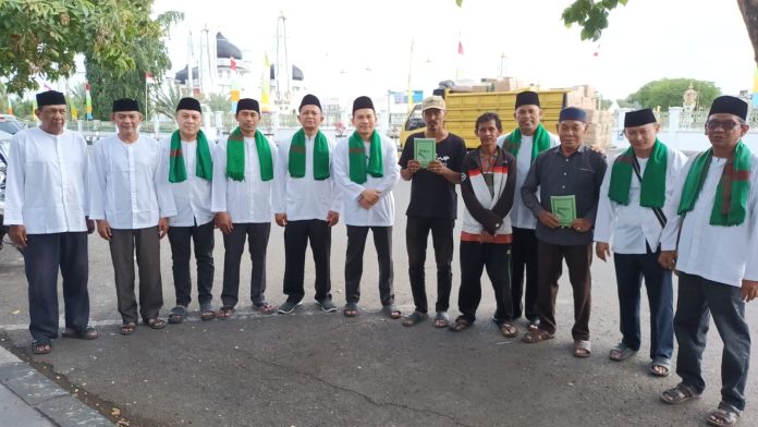 Membagi sedikit rizki dengan mereka abang-abang becak di Banda Aceh