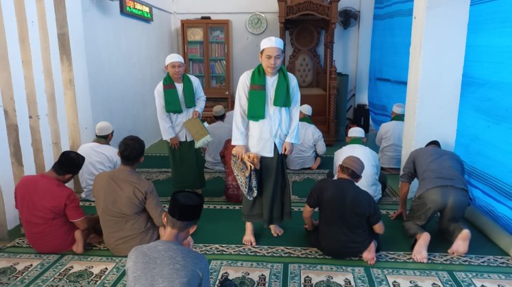 Selesai shalat berjamaah masjid Banda Aceh