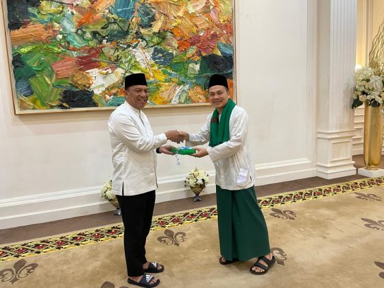 Penyerahan cendramata dari Madrasah kepada Pj Walikota Padang Panjang
