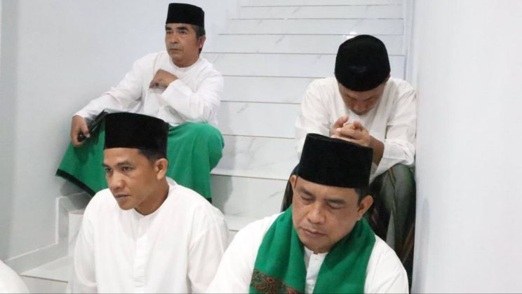 Duduk di tangga pun tetap khidmat